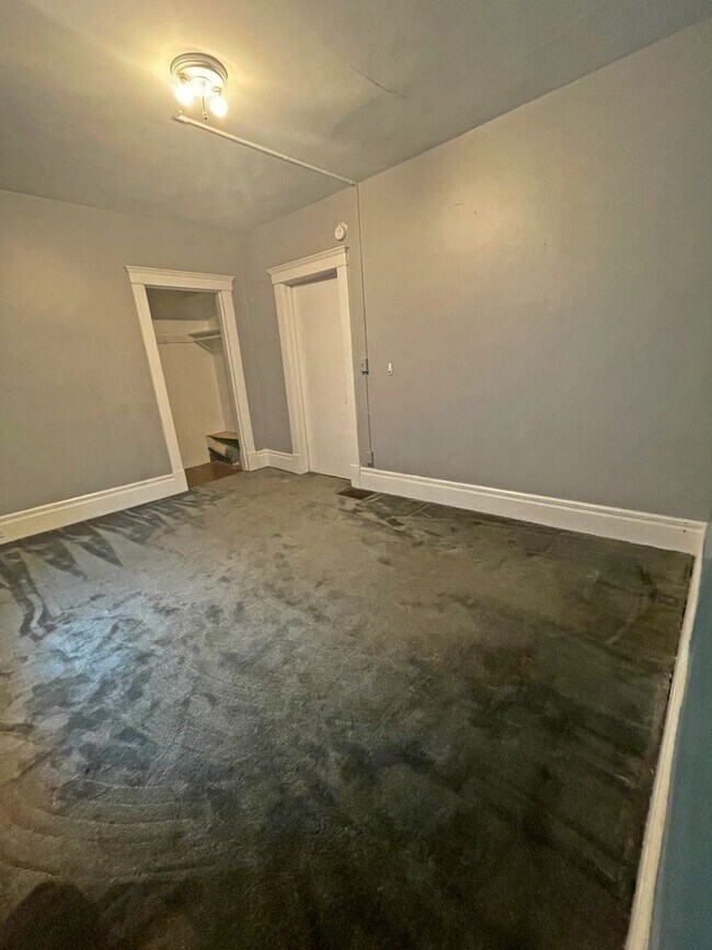 Building Photo - 7 Bedroom Close to Ross, Yost, and UM campus!