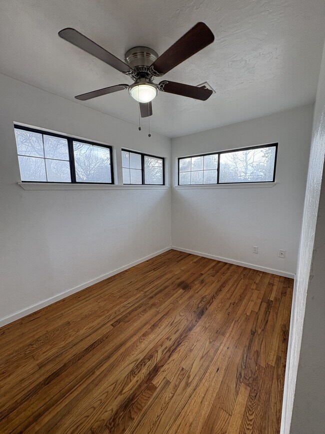 Building Photo - 403 S Hillcrest St