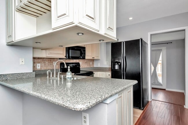 Building Photo - South Tampa 2 Bedroom w/ Office 2 Bathroom Townhome