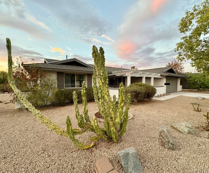 Front Yard - 1104 E Campus Dr