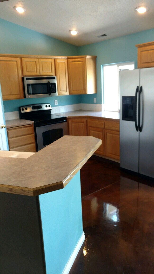 Building Photo - 712 Meadowbrook Dr