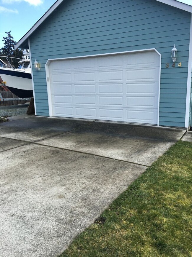 Building Photo - Large 4 bedroom house that is Pet Friendly!