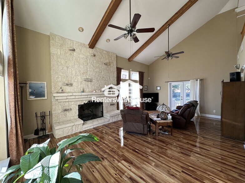 Building Photo - 900 Wayside Dr