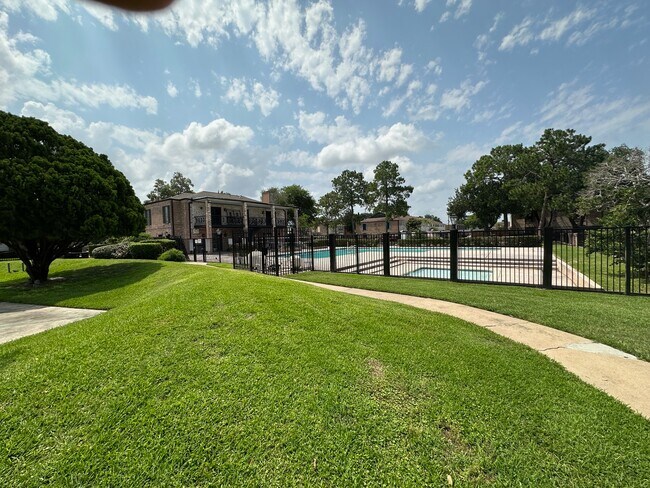 Building Photo - 8448 Ariel St