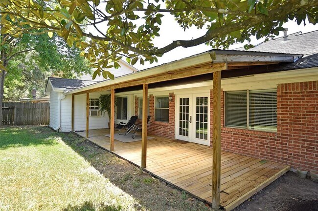 Building Photo - 2035 Shorewood Ln