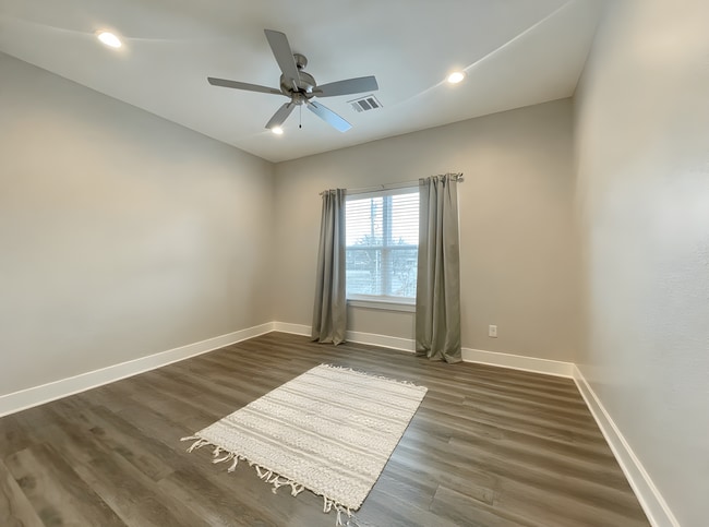 Building Photo - 201 Fairway Dr