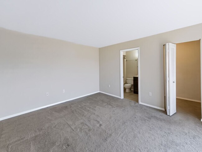Building Photo - 128 Lake Point Ln