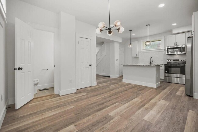 Building Photo - 852 Oakwood Ave
