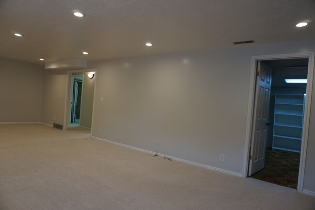 Building Photo - 5 Bedroom Sandy Home