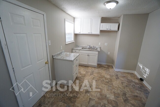 Building Photo - 581 Seminole Cir
