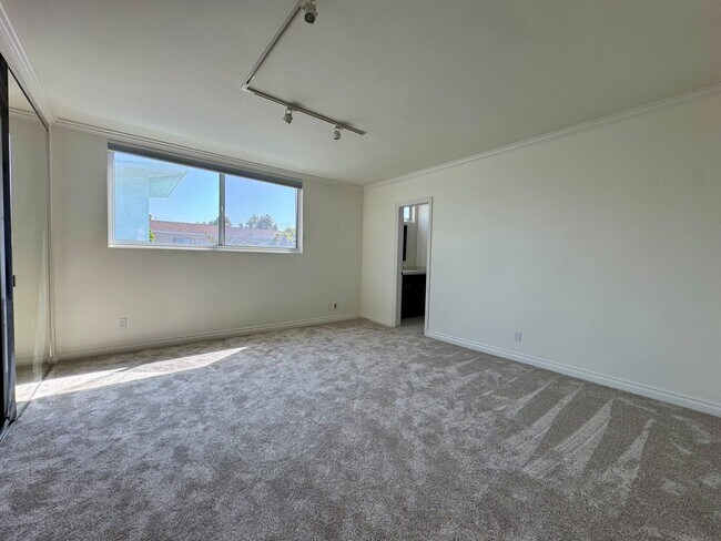 Building Photo - Modern Elegance in Prime Santa Monica