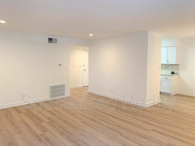 Building Photo - 12325 Moorpark St