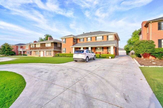 Building Photo - Charming Apartment in Nichols Hills