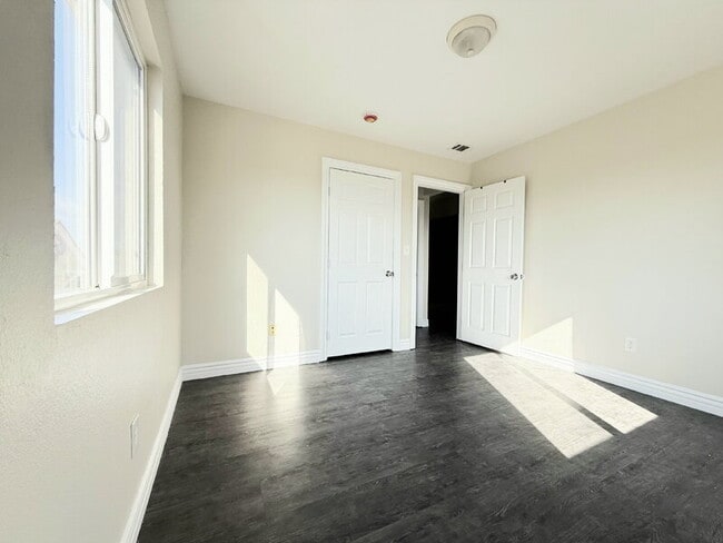 Building Photo - 846 W 55th St