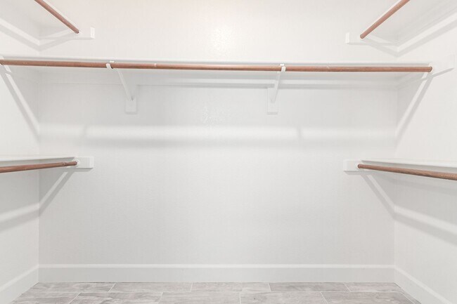 Building Photo - 4 bed 2 bath Stunner w/ Sparkling Pool