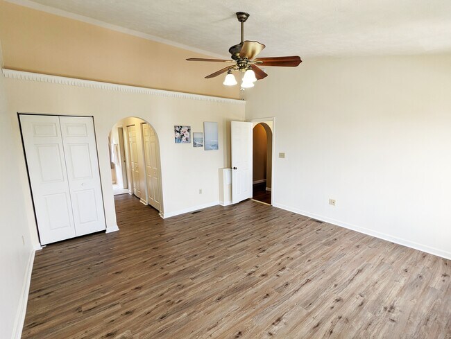 Master Bedroom - 610 Fieldstone Dr