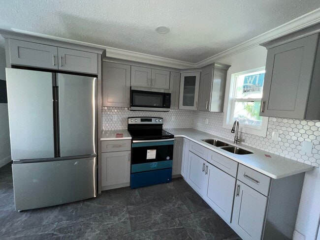 Primary Photo - Fully Renovated 2 Bed, 1 Bath Duplex in th...