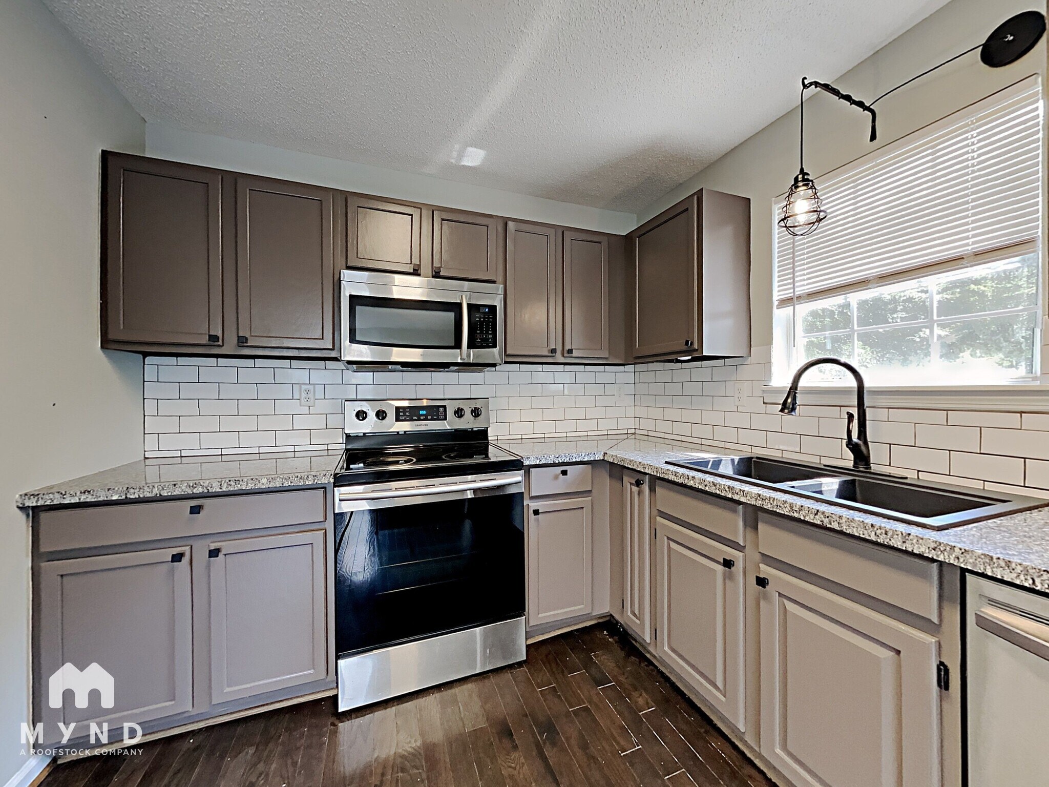 Building Photo - 1021 Medina Dr