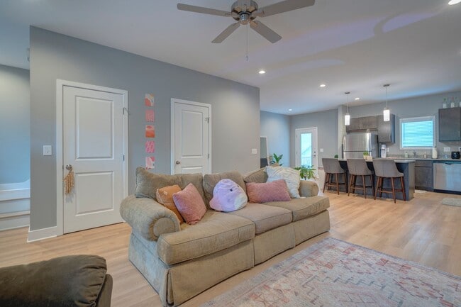 Building Photo - Spacious 4-Bedroom, 3-Story Townhome for Students - FURNISHED