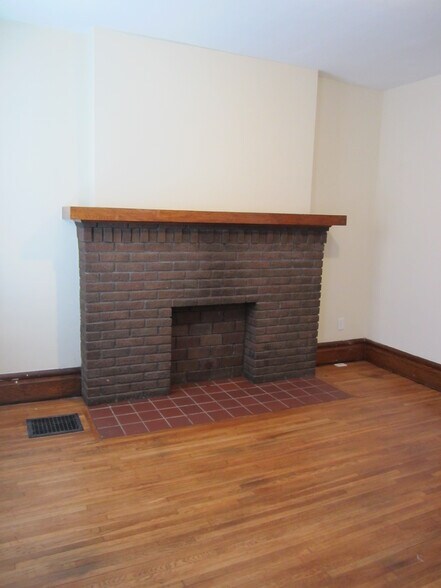 Building Photo - 2444 Deming Ave