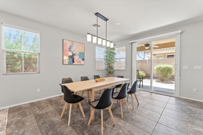 Building Photo - Luxe Sunset Retreat