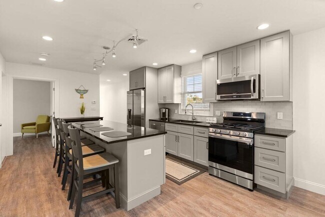 Building Photo - 149 Pleasant St