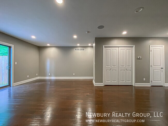 Building Photo - 147 Banksville Pl
