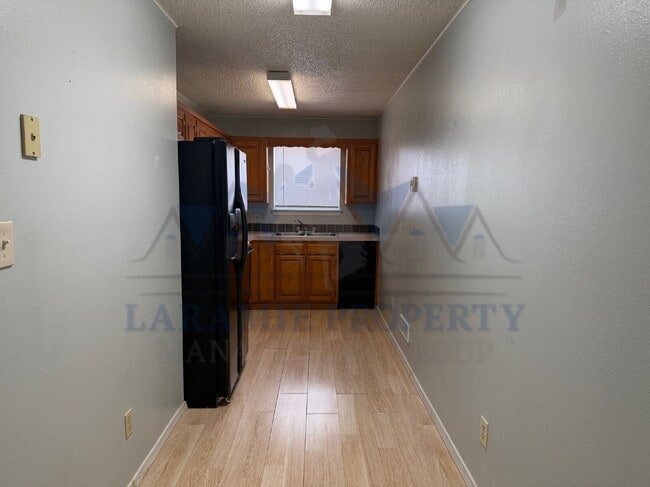 Building Photo - 3 Bedroom 2 Bathroom Apartment
