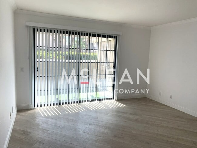 Building Photo - Beautiful Two Bedroom Condo in a Stunning ...