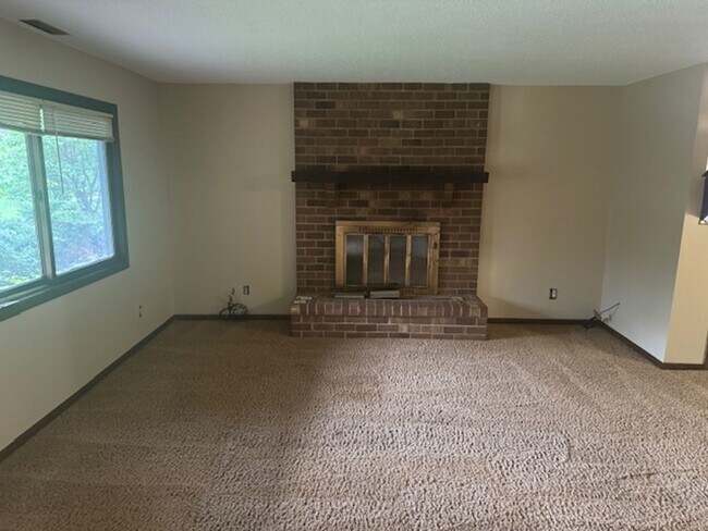 Building Photo - Updated 3 bed overlooking Pond. Available ...