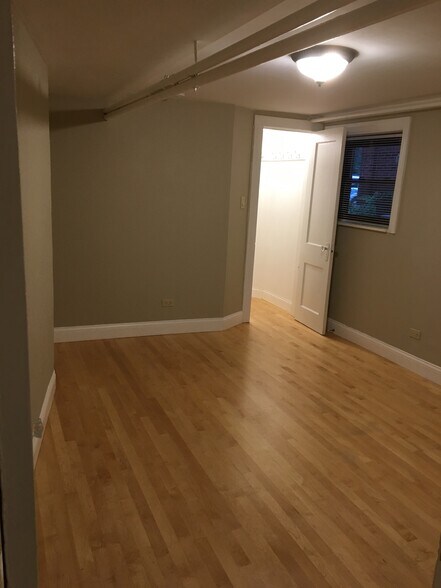 Bedroom - 1419 W Balmoral Ave