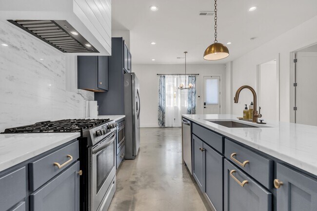 Building Photo - 715 32nd Ave N