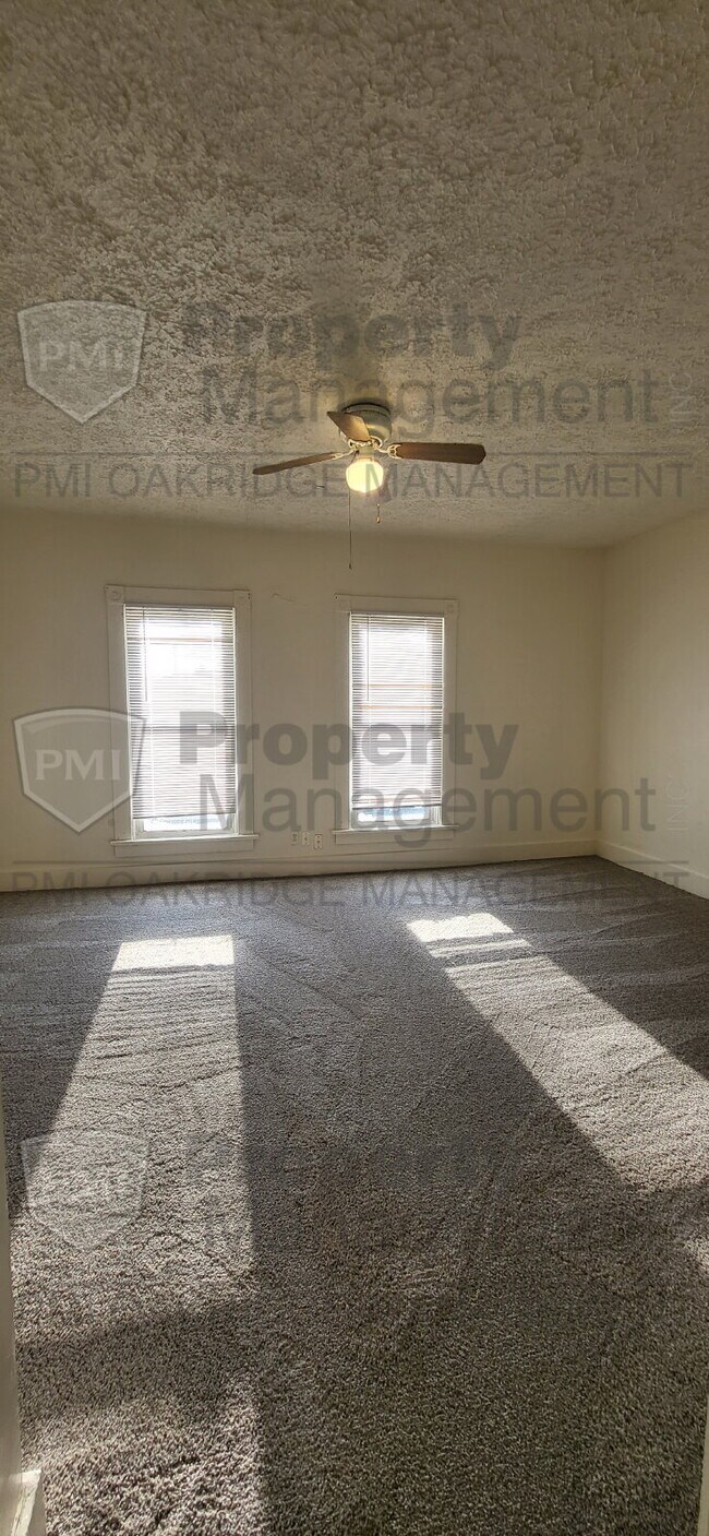 Building Photo - Upper 1 Bed 1 Bath Apartment