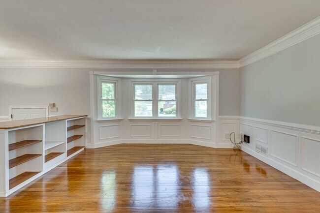 Building Photo - Charming 3+ BR single family home availabl...