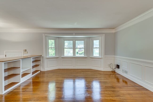 Building Photo - Charming 3+ BR single family home available now