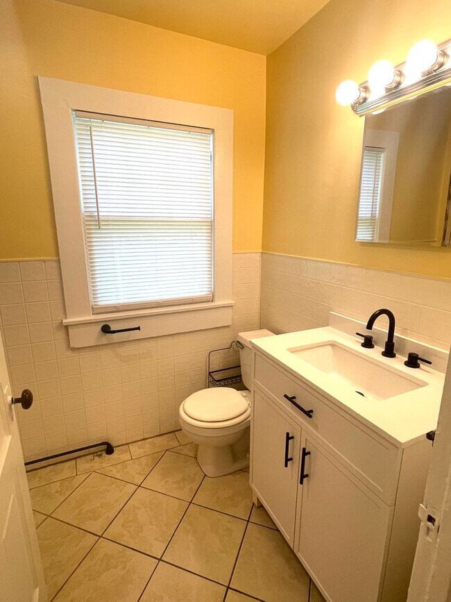 Building Photo - Spacious 3 Bed/2 Bath Home Minutes from Do...