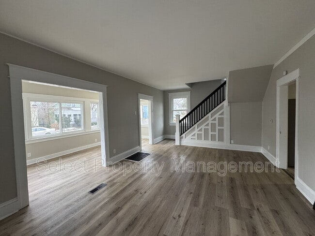 Building Photo - 930 3rd St