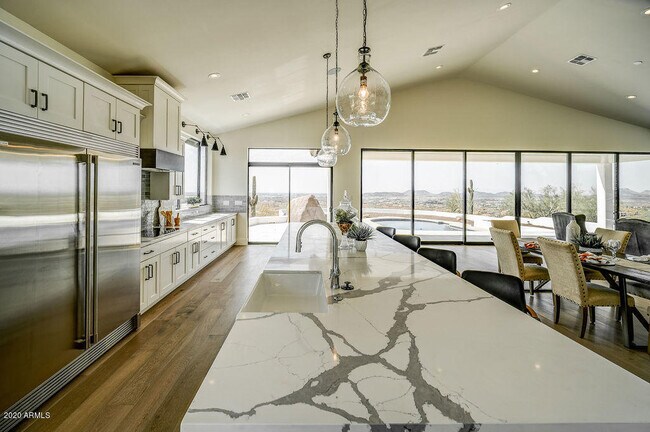 Building Photo - 301 E Jomax Rd