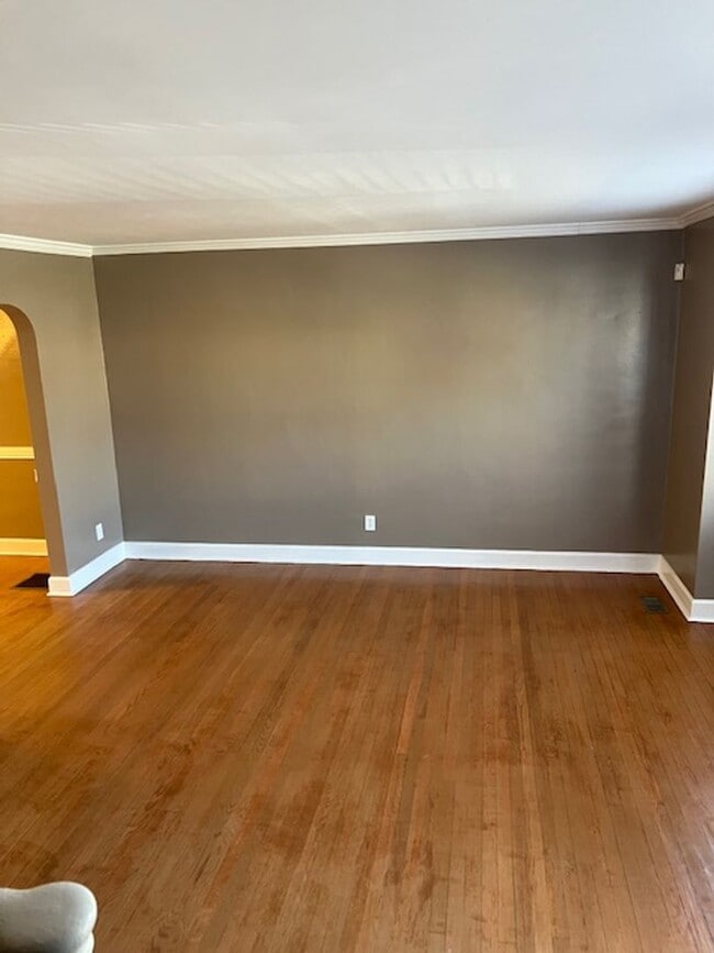 Building Photo - 3 Bedroom Home with Basement and yard