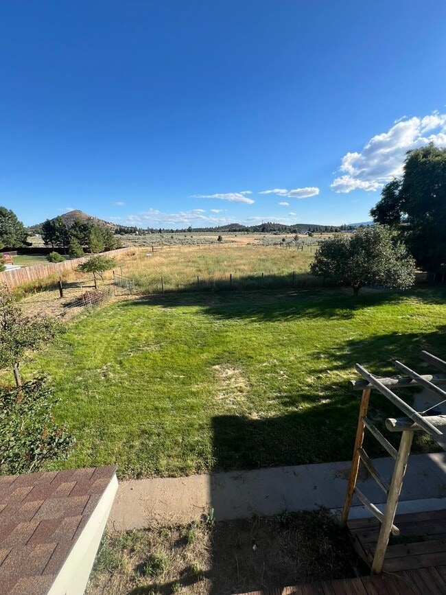 Building Photo - 3 Bedroom, 2 Bath Home on 1 Acre Property