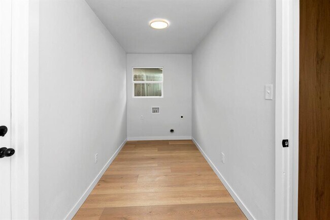 Building Photo - 305 Pecan Ln