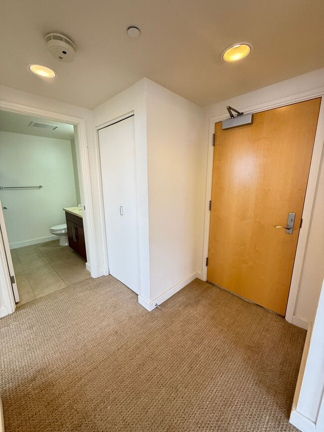 Building Photo - Available Now 1 Bed, 1 Bath, Kaka'ako, Oce...
