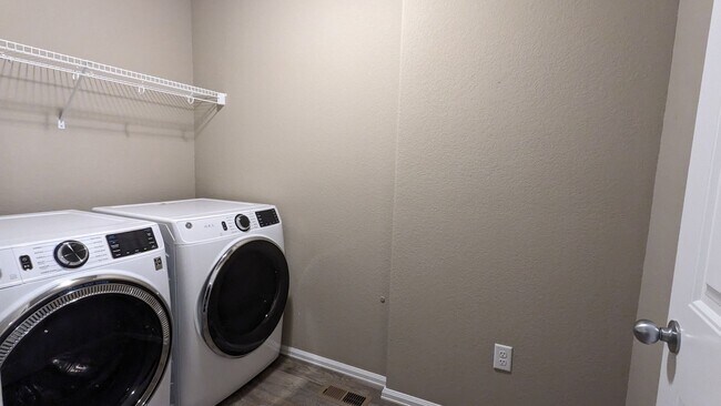 Building Photo - TWO STORY END UNIT TOWNHOME 3 BED/2.5 BATH...