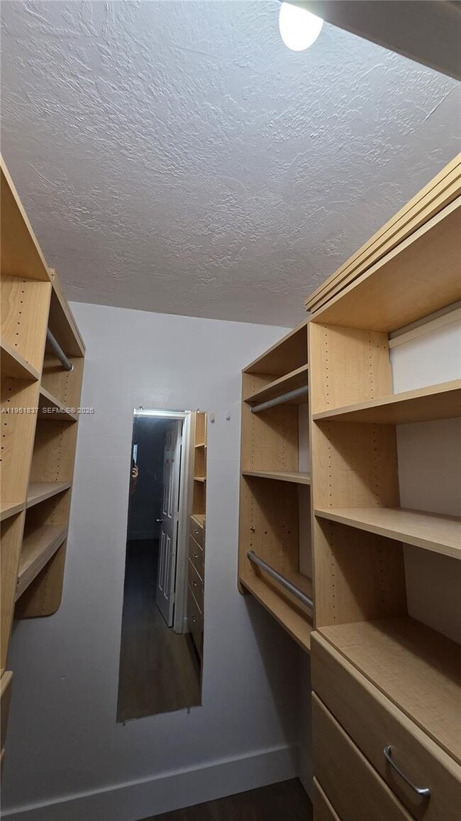 Building Photo - 1125 NE 16th Pl