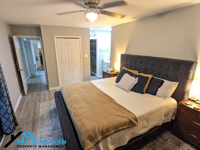 Building Photo - 4100-4105 Five Oaks Dr