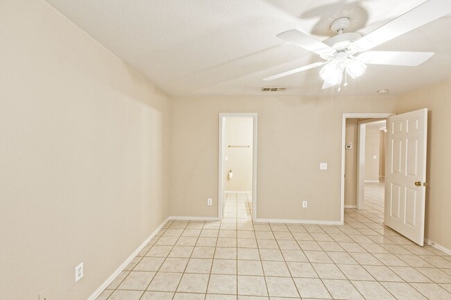 Building Photo - Duplex for lease with private backyard