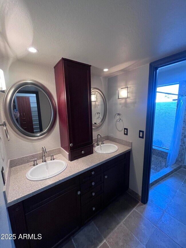 Building Photo - 2129 E Huntington Dr