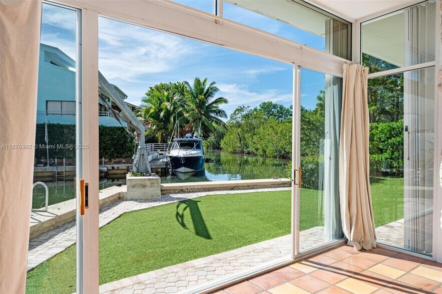 Building Photo - 2120 S Bayshore Dr