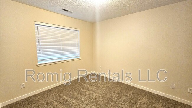 Building Photo - 1403 NE 71st Dr