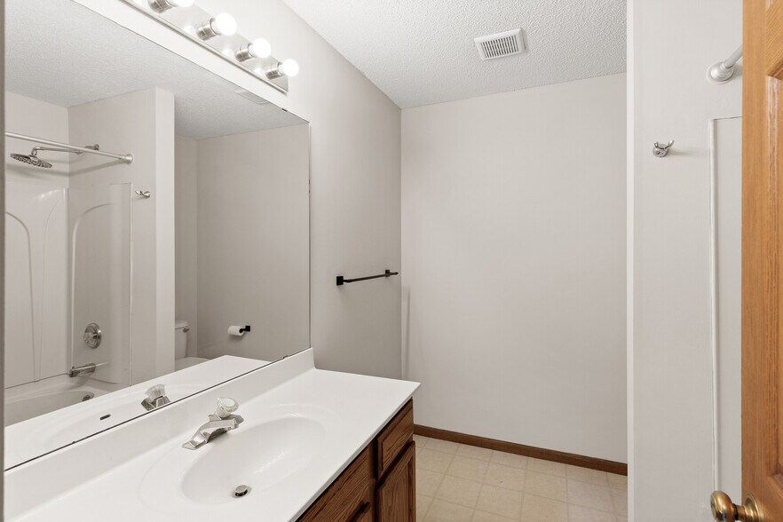 Building Photo - 6860 Meadow Grass Ln S